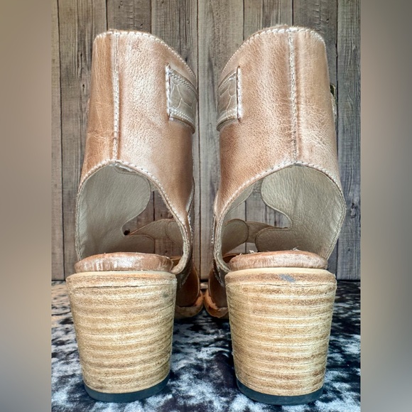 FREEBIRD Quail Taupe Alligator Distressed Strappy Sandals Size 9 - Picture 8 of 15